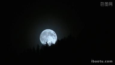 白色月亮缓缓升起